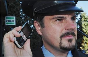 Policista s mobilem