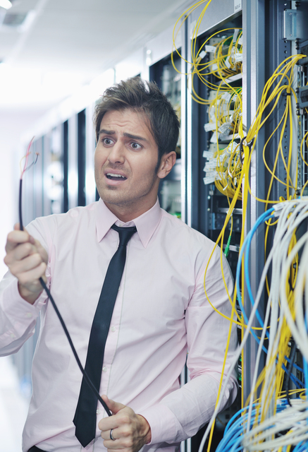 clovek-kabely-server-problem-zavada