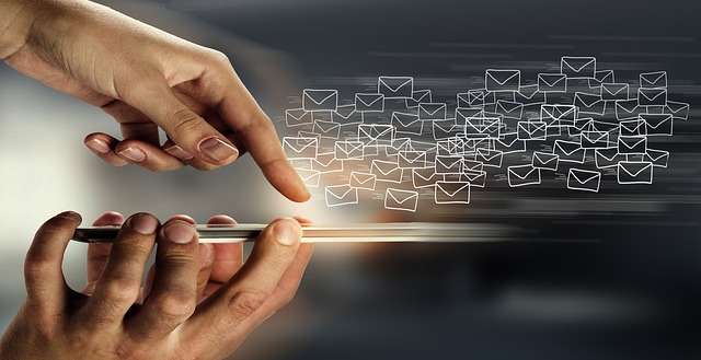 email-poslat-ruka-telefon