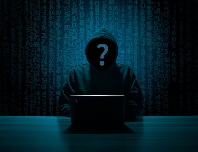 hacker-osoba-laptop-otaznik