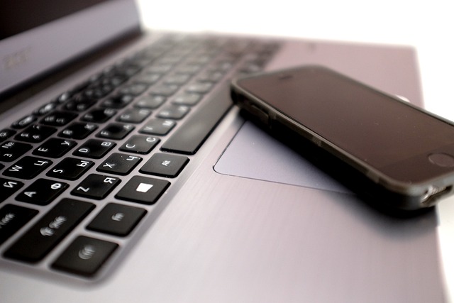 laptop-telefon-stul
