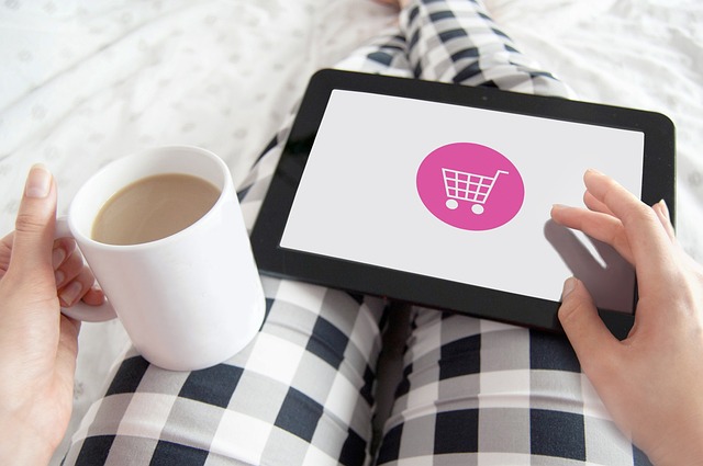 online-nakupovani-tablet-hrnek