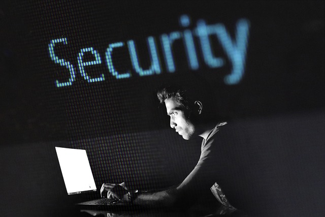 osoba-pocitac-bezpecnost-phishing