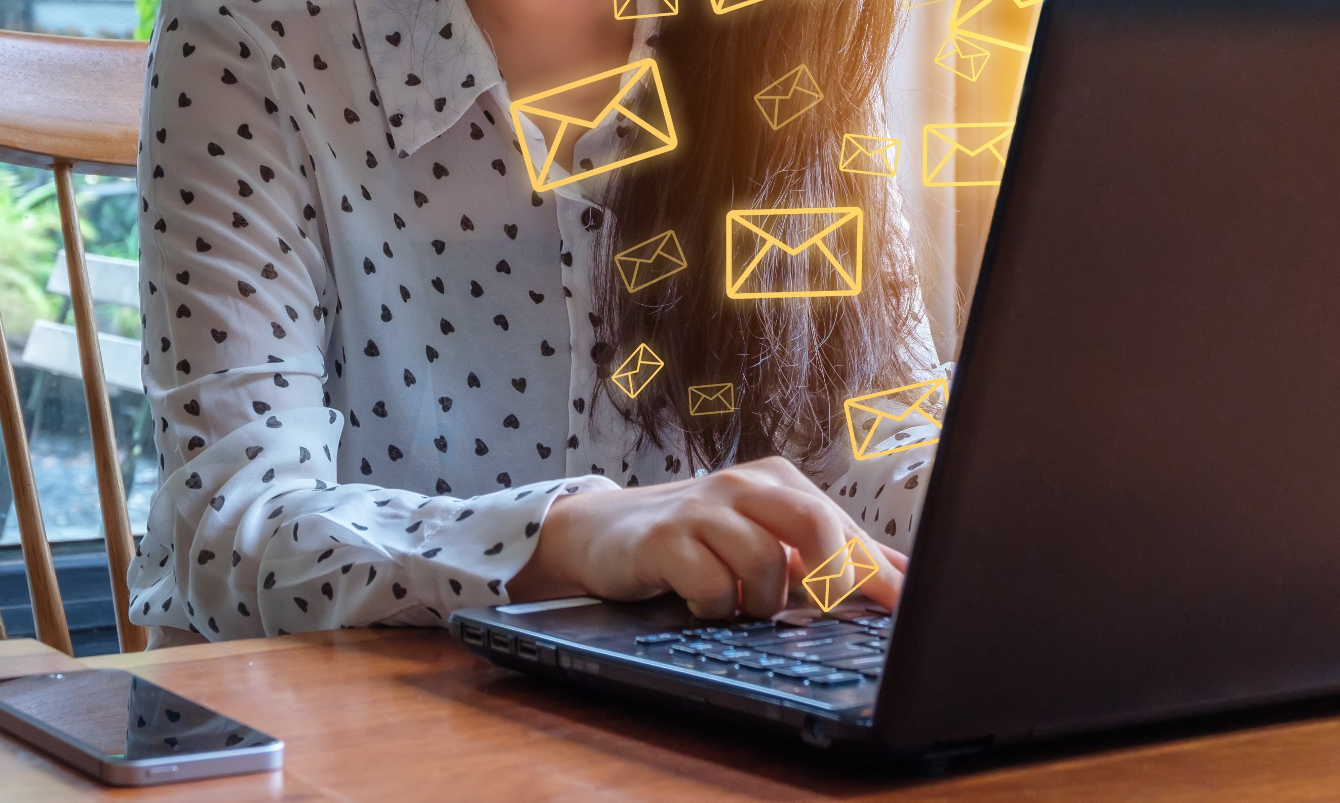 osoba-psani-pocitac-email-stul